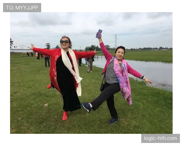 李盈莹刚训练完换衣服那速度，生怕有人看傻了眼吧这也太洒脱了！